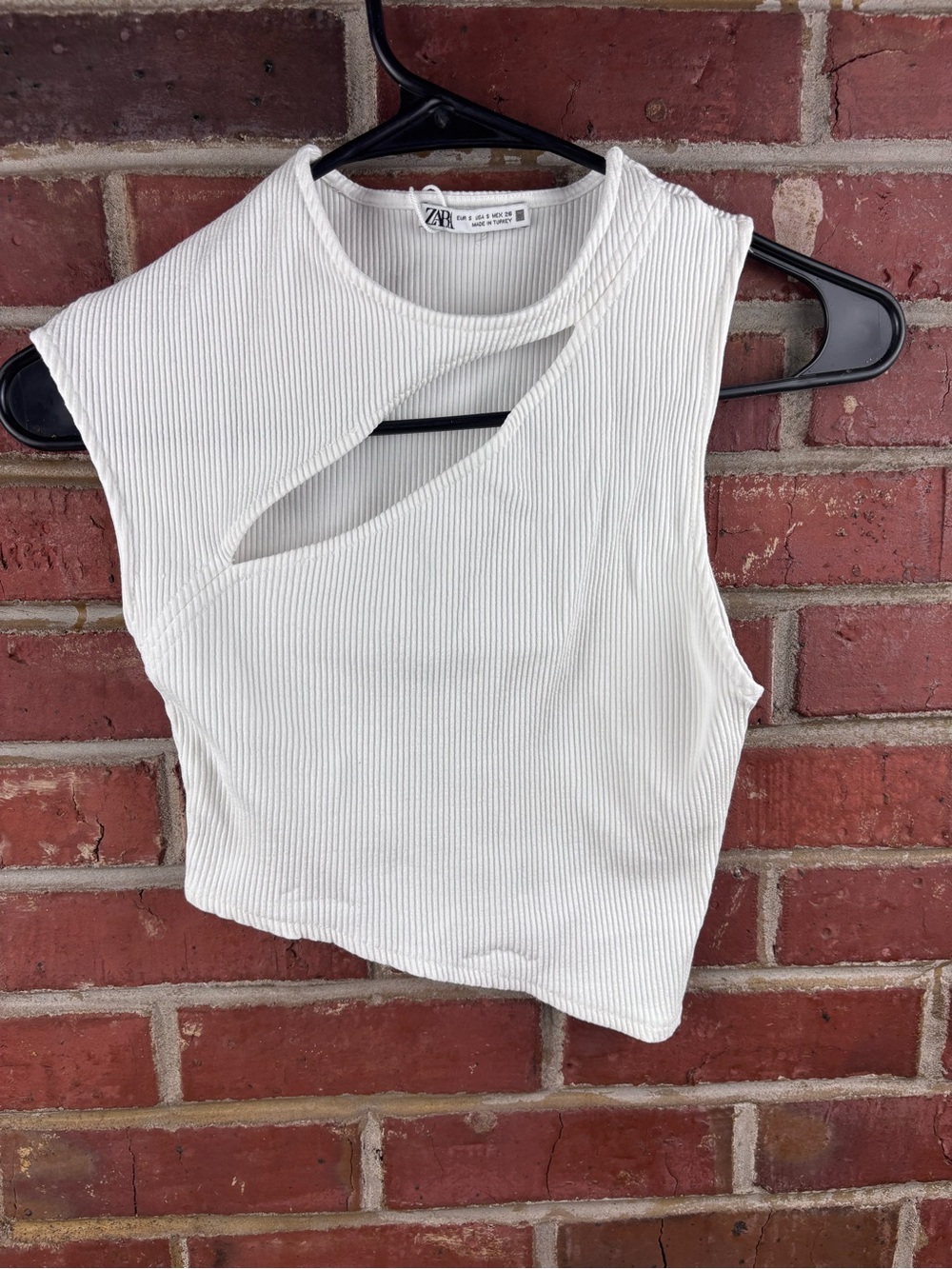 Zara White Ribbed Asymmetric
Cutout Crop Top Sz Small